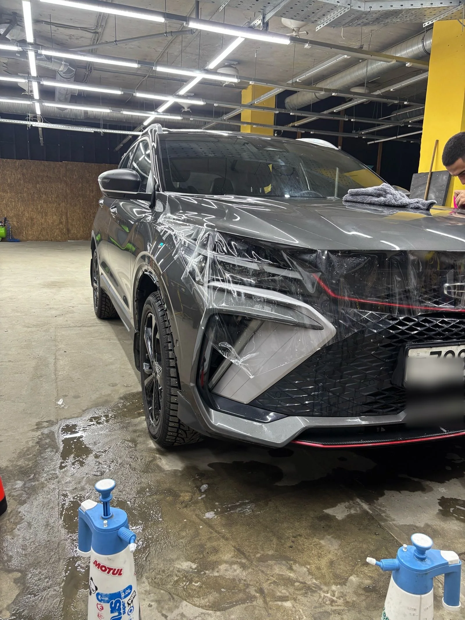 Антигравийная полиуретановая плёнка на передней части автомобиля